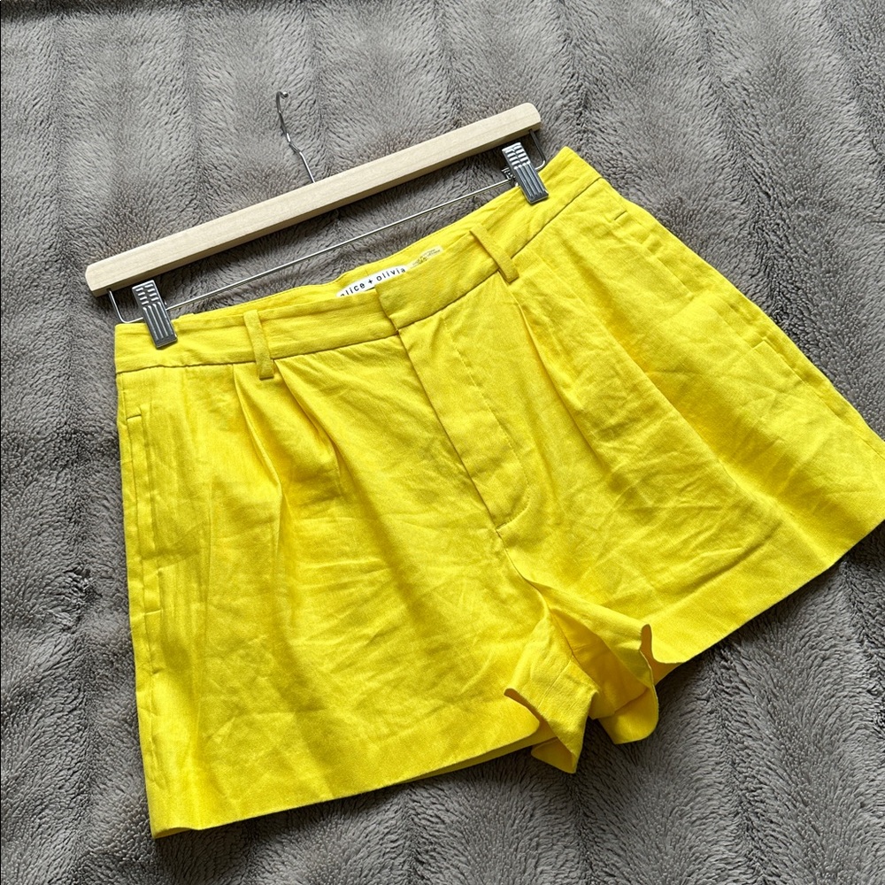 ALICE + OLIVIA Conry Pleated Linen Shorts